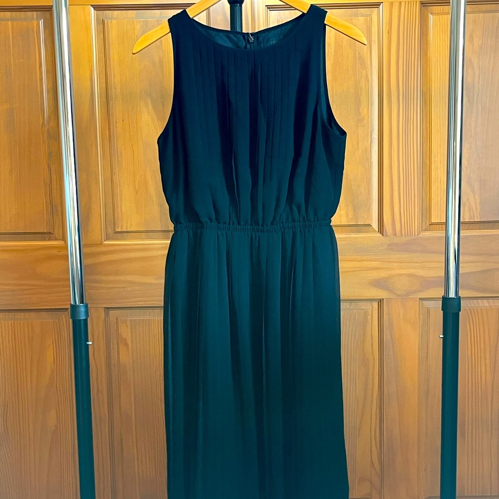 Banana Republic Elegant pleated Midi Dress - Black, size medium.